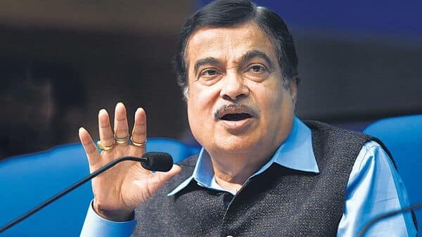 Nitin Gadkari at Forefront for Six-Airbags Rule: Promises to make it mandatory by end of the year