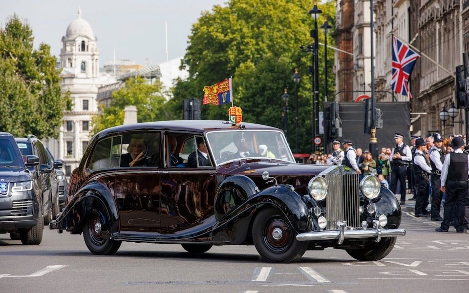 Story of the Official State Car of the British Royalty: Queen Elizabeth & King Charles love for Phantom