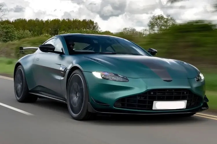 Aston Martin Vantage V8 [2022]