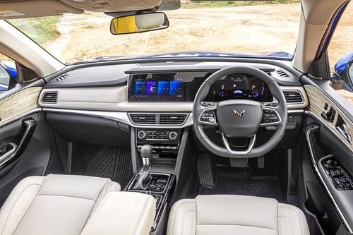 Review: Mahindra XUV700 MX Entry Variant  