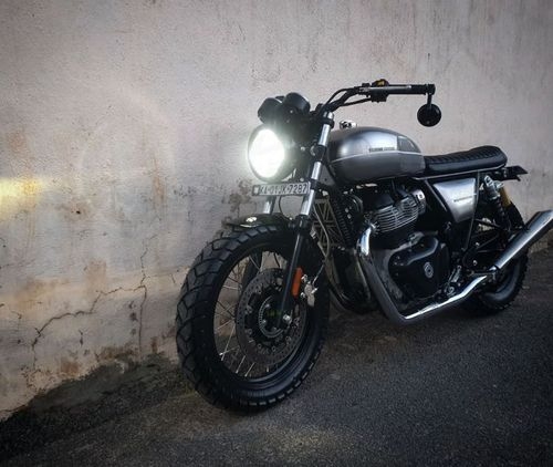 बुलेटियर कस्टम्स एक *"रॉयल एनफील्ड इंटरसेप्टर 650"* को एक स्क्रैम्बलर में खूबसूरती से संशोधित करता है