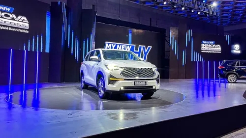 Toyota Innova Hycross Hybrid waiting period from 10 months to 1 year 