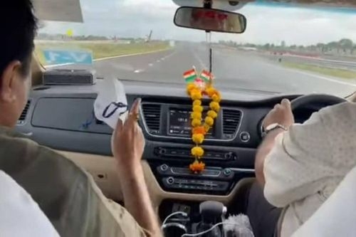 Delhi-Mumbai expressway, Nitin Gadkari’s Kia Carnival hits a speed of 170 Km/h