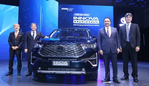 Toyota Innova Hycross Hybrid waiting period from 10 months to 1 year 