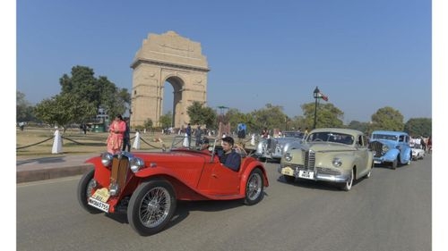 क्रूज़िंग इन स्टाइल: क्लासिक कार के मालिक होने के फायदे