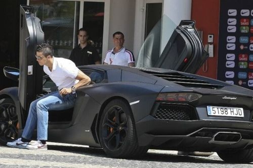 Cristiano Ronaldo arrives in a Lamborghini Urus