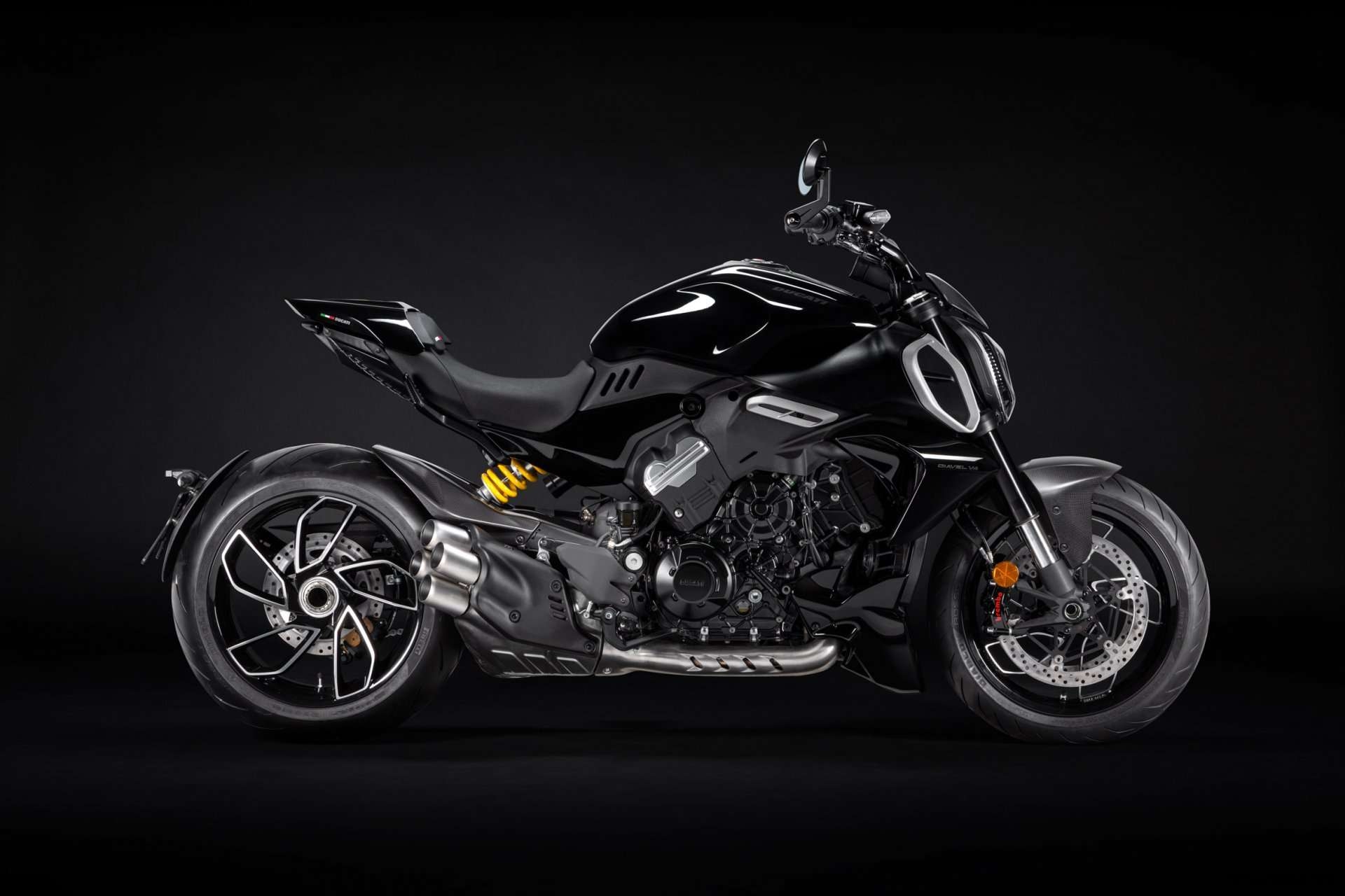 Ducati Diavel V4 Gets a Bold New ‘Black Roadster’ Makeover Ducati Diavel V4 Gets a Bold New ‘Black Roadster’ Makeover news