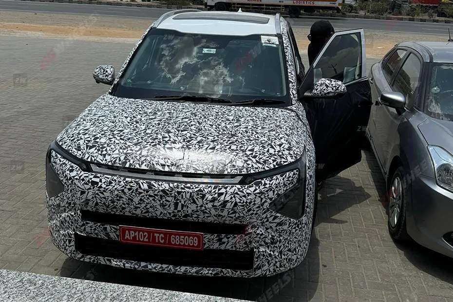 Kia Carens Spied 1.webp