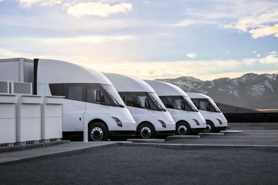 Tesla_Semi_Trucks_d332c67f21.jpg