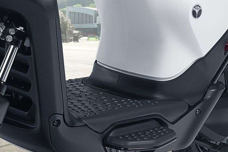 Yulu Wynn foot space view