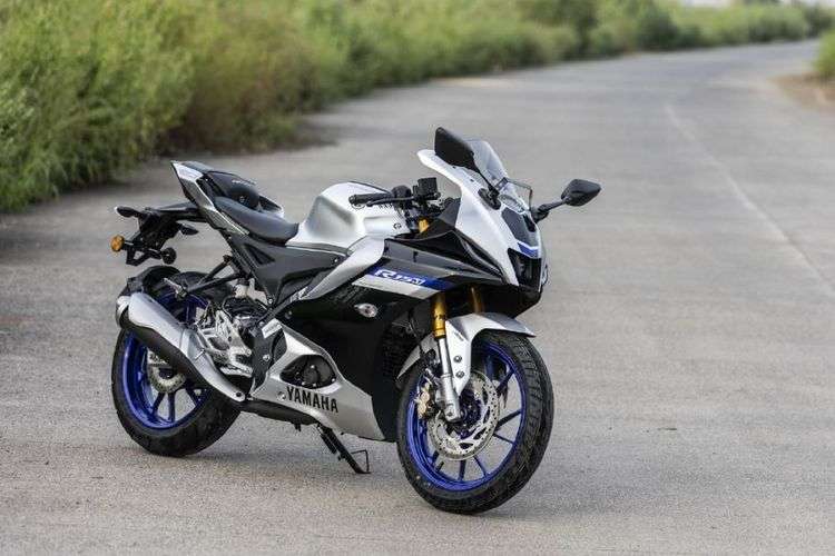 Yamaha R15 V4 Front Right Quarter Three