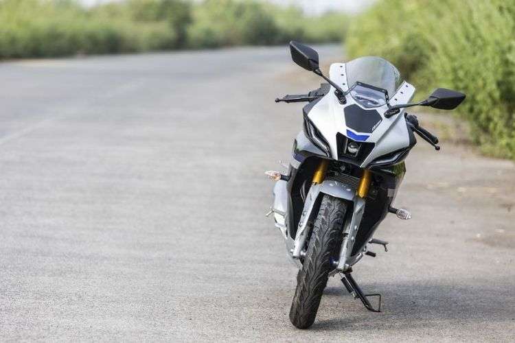 Yamaha R15 V4 Front View Side Stand