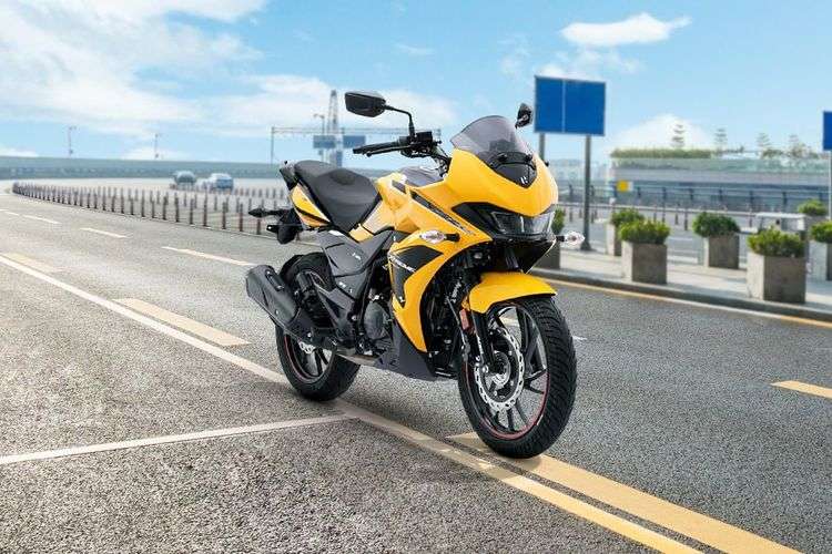 Hero Xtreme 200S 4V Right Side Front View