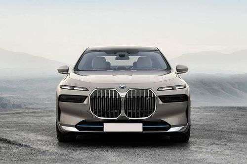 BMW i7 Front View