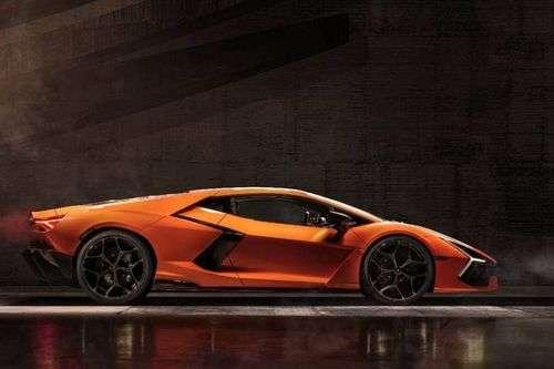 Lamborghini Revuelto Right Side View