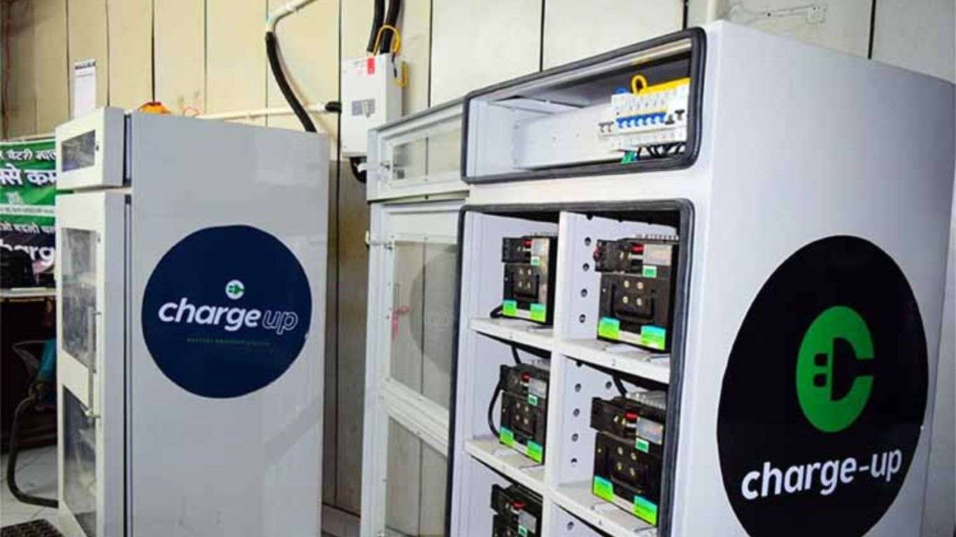 Solar power battery swapping station