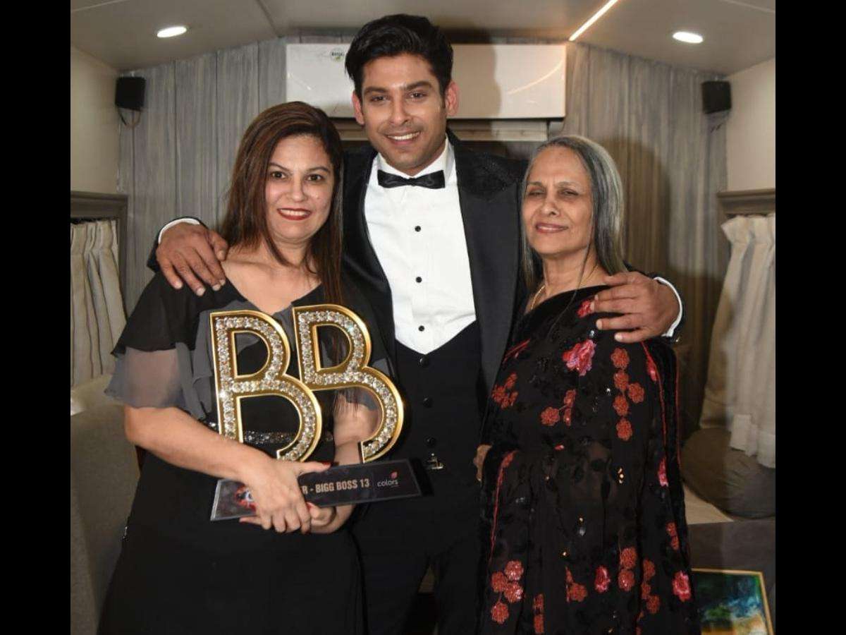 biggboss13sidharthwithfamily.jpg