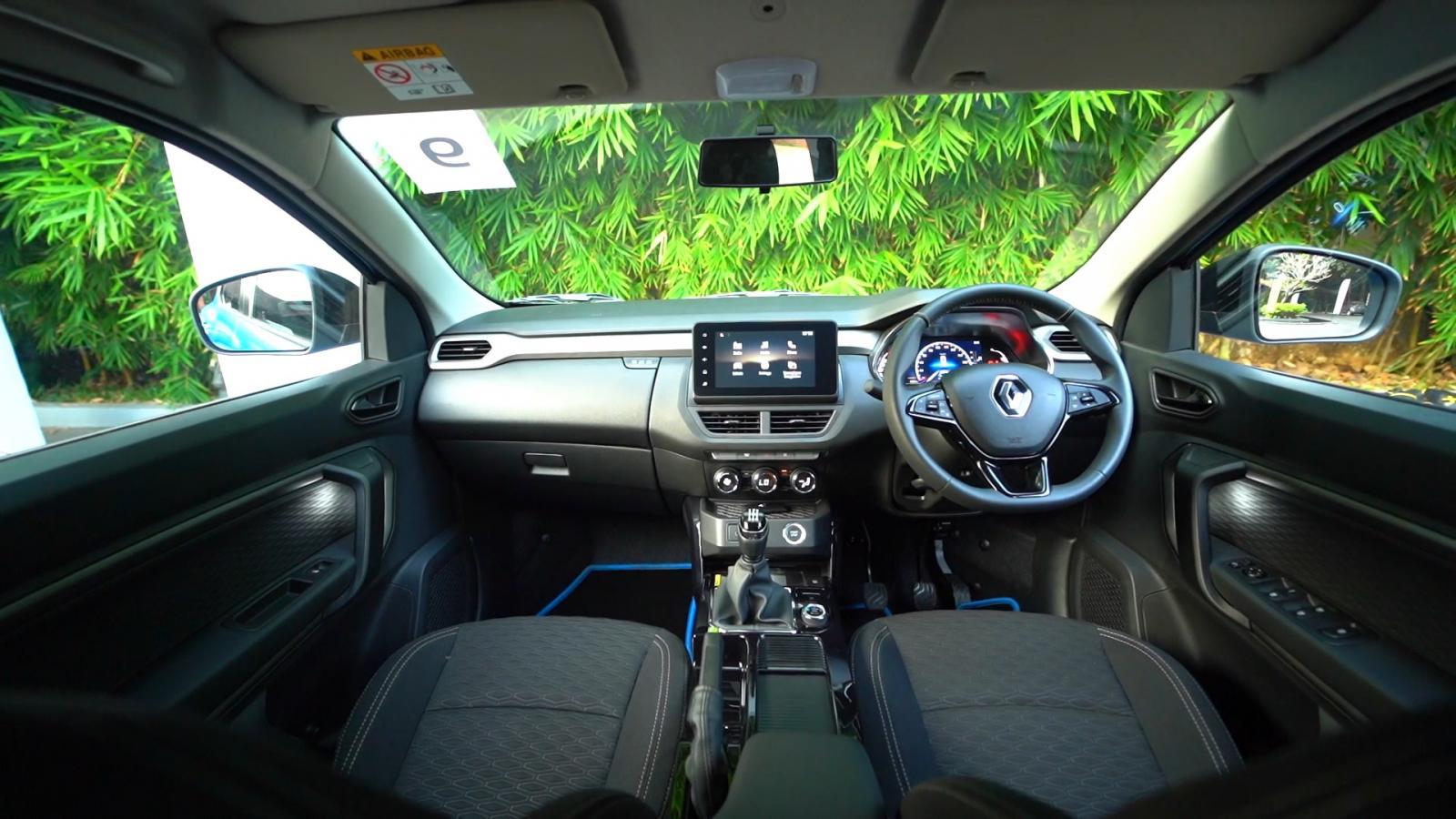 Interior & Features