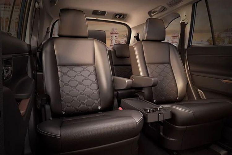 Maruti-Invicto_2nd-row-seats