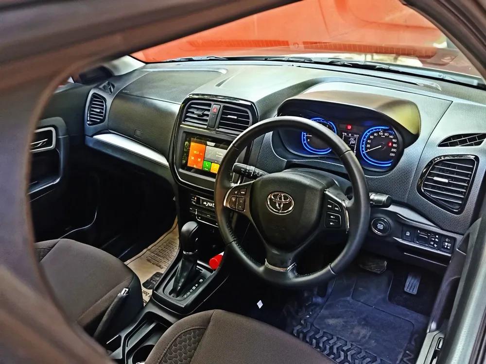 Interior & Features
