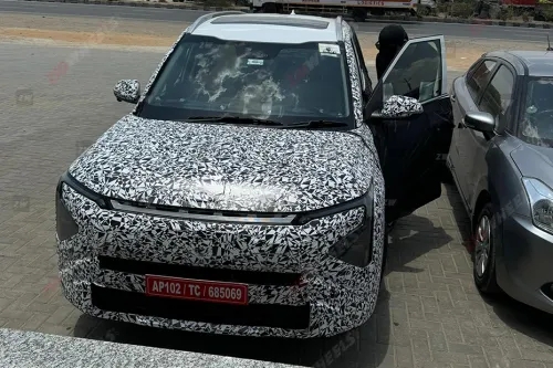 Spy Shots Reveal Kia Carens Facelift: 2025 India Launch Anticipated Spy Shots Reveal Kia Carens Facelift: 2025 India Launch Anticipated