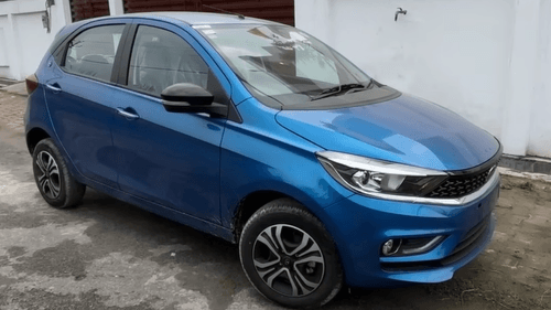 Arrival of the 2024 Tata Tiago CNG AMT at the Dealers Before Launch Arrival of the 2024 Tata Tiago CNG AMT at the Dealers Before Launch