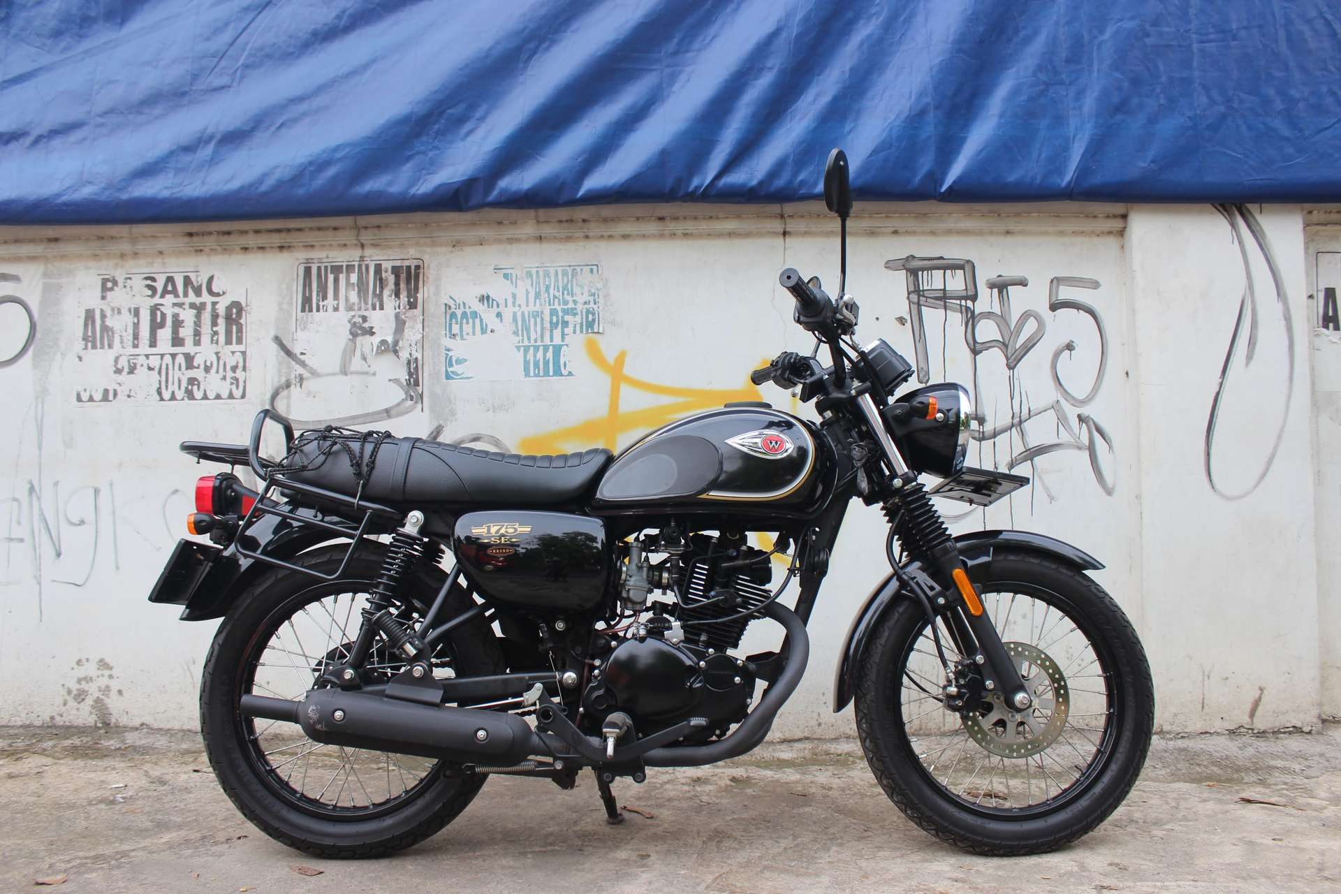 कावासाकी ने कावासाकी W175 को भारत में लॉन्च किया है, जिसकी कीमत 1.5 लाख रूपए है Kawasaki_W175_7e7353c477.jpg