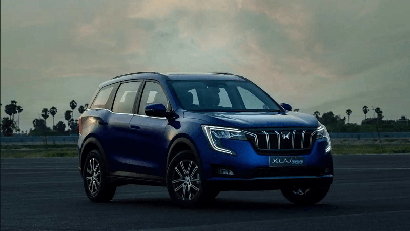 Mahindra XUV700 with Captain Seats Details Leaked.png