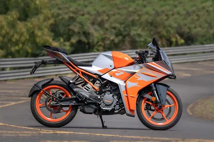 KTM RC 200 Right Side KTM RC 200 Right Side