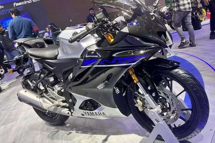 Yamaha R15M Carbon Edition Right Side View Yamaha R15M Carbon Edition Right Side View