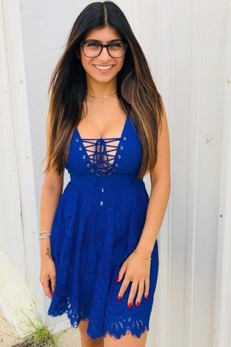 मिया खलीफा की शानदार कार कलेक्शन मिया खलीफा की शानदार कार कलेक्शन