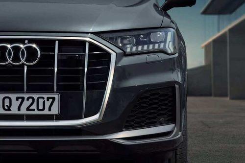 The Audi Q7 features headlights with Matrix LED technology