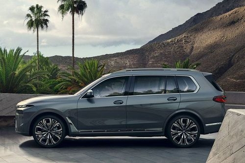 BMW_X7_left-side-view