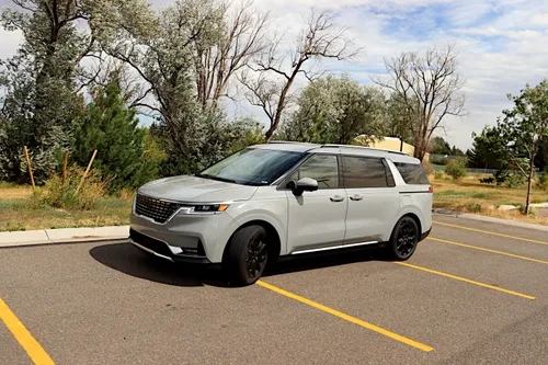 New Kia carnival, Sorento SUV Show up At India Plant - May debut At Car Exhibition Auto Expo 2023 New Kia carnival, Sorento SUV Show up At India Plant - May debut At Car Exhibition Auto Expo 2023