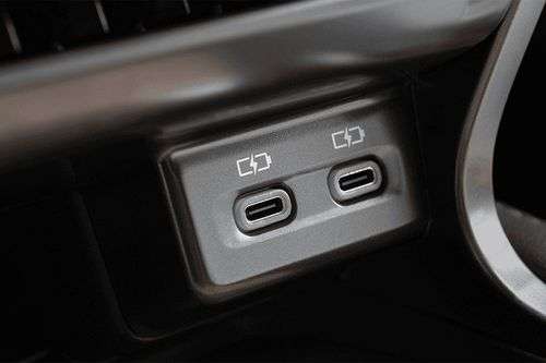 Lexus-RX_350h_dual-charging-point Lexus-RX_350h_dual-charging-point