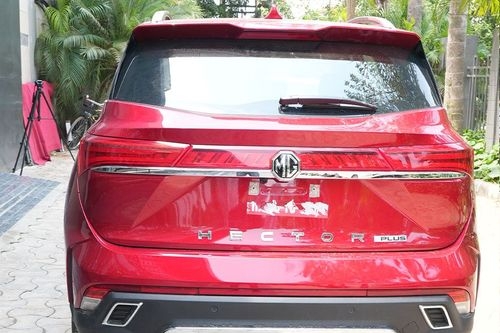 MG-Hector-Plus_rear-view
