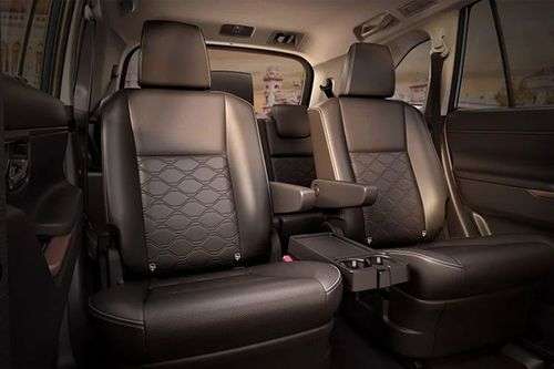 Maruti-Invicto_2nd-row-seats Maruti-Invicto_2nd-row-seats