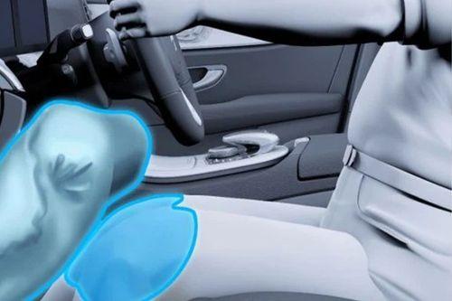 The kneebag protects your legs from contact with the steering column.
