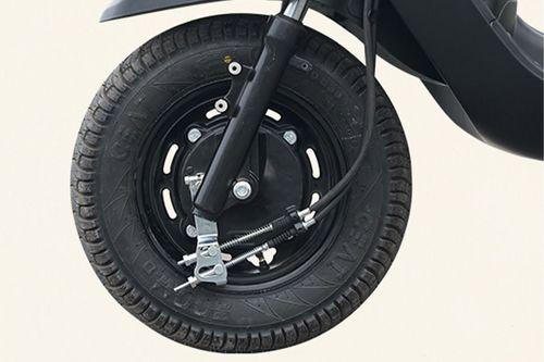 Vegh-S60-front-tyre