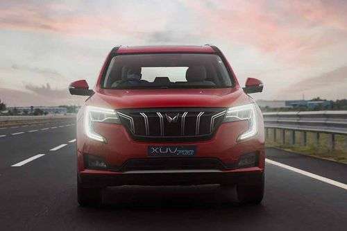 Mahindra XUV700 Front View Mahindra XUV700 Front View