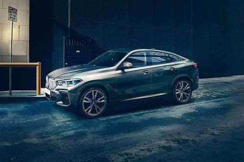 BMW X6 M50i Left Side Front View BMW X6 M50i Left Side Front View