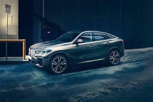 BMW X6 M50i Left Side Front View BMW X6 M50i Left Side Front View