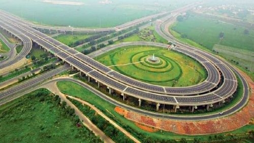 Delhi-Mumbai expressway, Nitin Gadkari’s Kia Carnival hits a speed of 170 Km/h