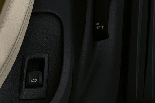 BMW i4 interior image