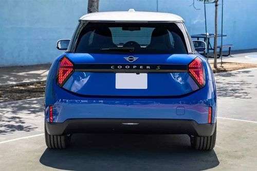 Mini Cooper SE 2024 Rear View Mini Cooper SE 2024 Rear View