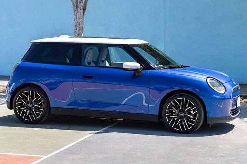 Mini Cooper SE 2024 Side View Mini Cooper SE 2024 Side View