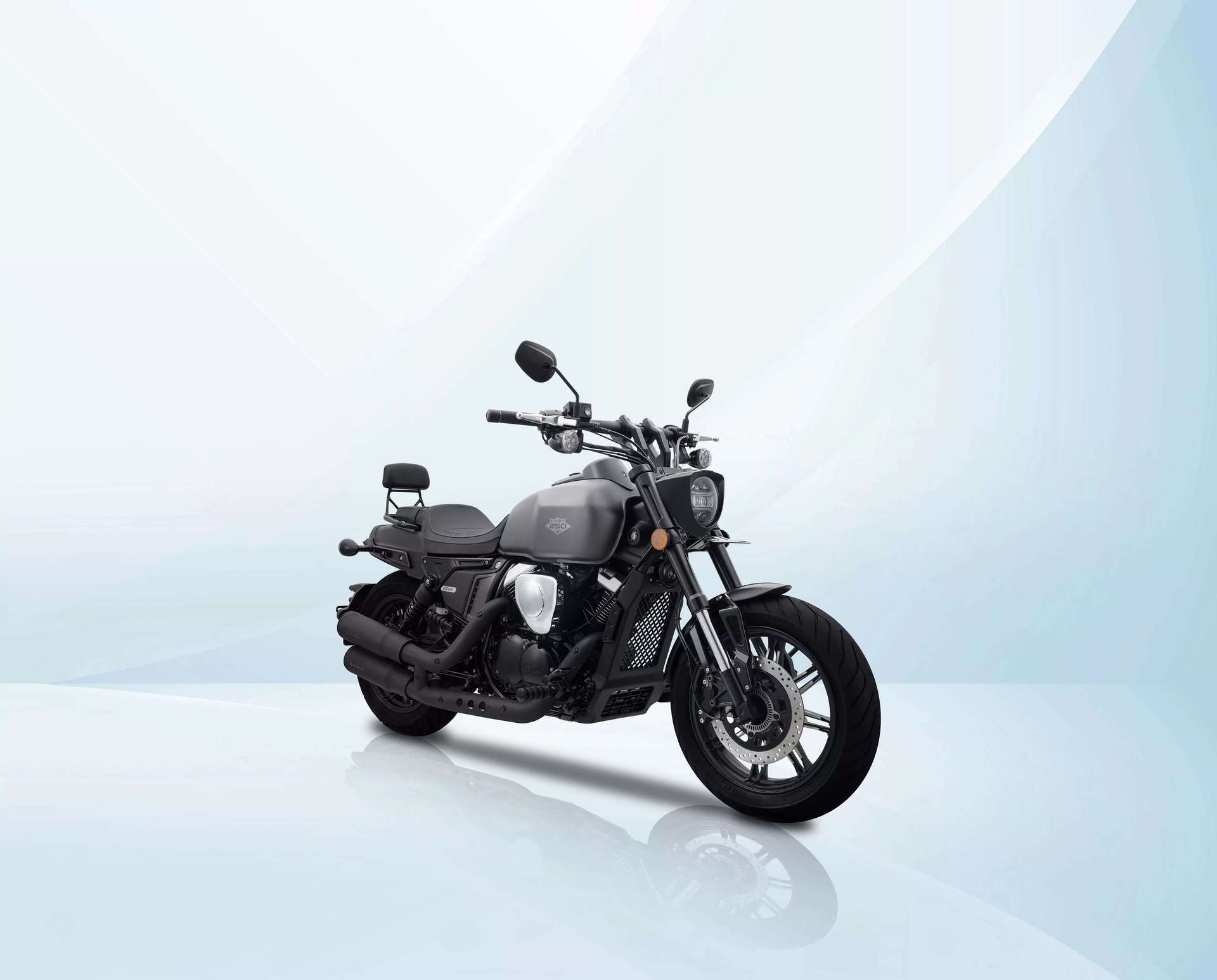K-Light-250-V-Cruiser-black-colour-carbike360-news.jpeg