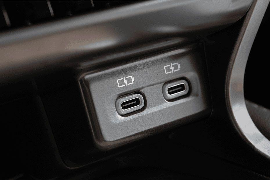 Lexus-RX_350h_dual-charging-point Lexus-RX_350h_dual-charging-point