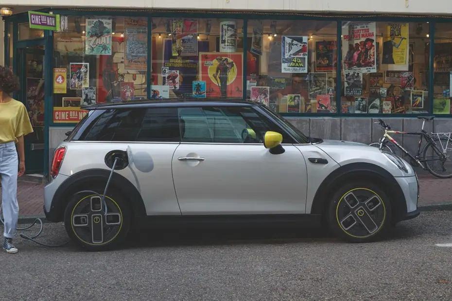 Mini Cooper SE right side view Mini Cooper SE right side view