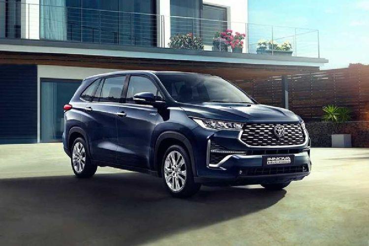 Toyota Innova Hycross Right Side Front View Toyota Innova Hycross Right Side Front View